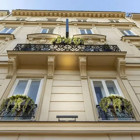 Luxury Montaigne Apartment Paris