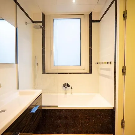 Luxury Montaigne Apartment *