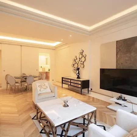 Luxury Montaigne Apartment *